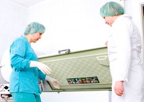 Процесс заготовки тканей изначально и по настоящее время разделен на два этапа, в отличие от работы других банков тканей страны.