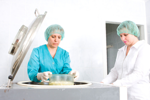 Процесс заготовки тканей изначально и по настоящее время разделен на два этапа, в отличие от работы других банков тканей страны.